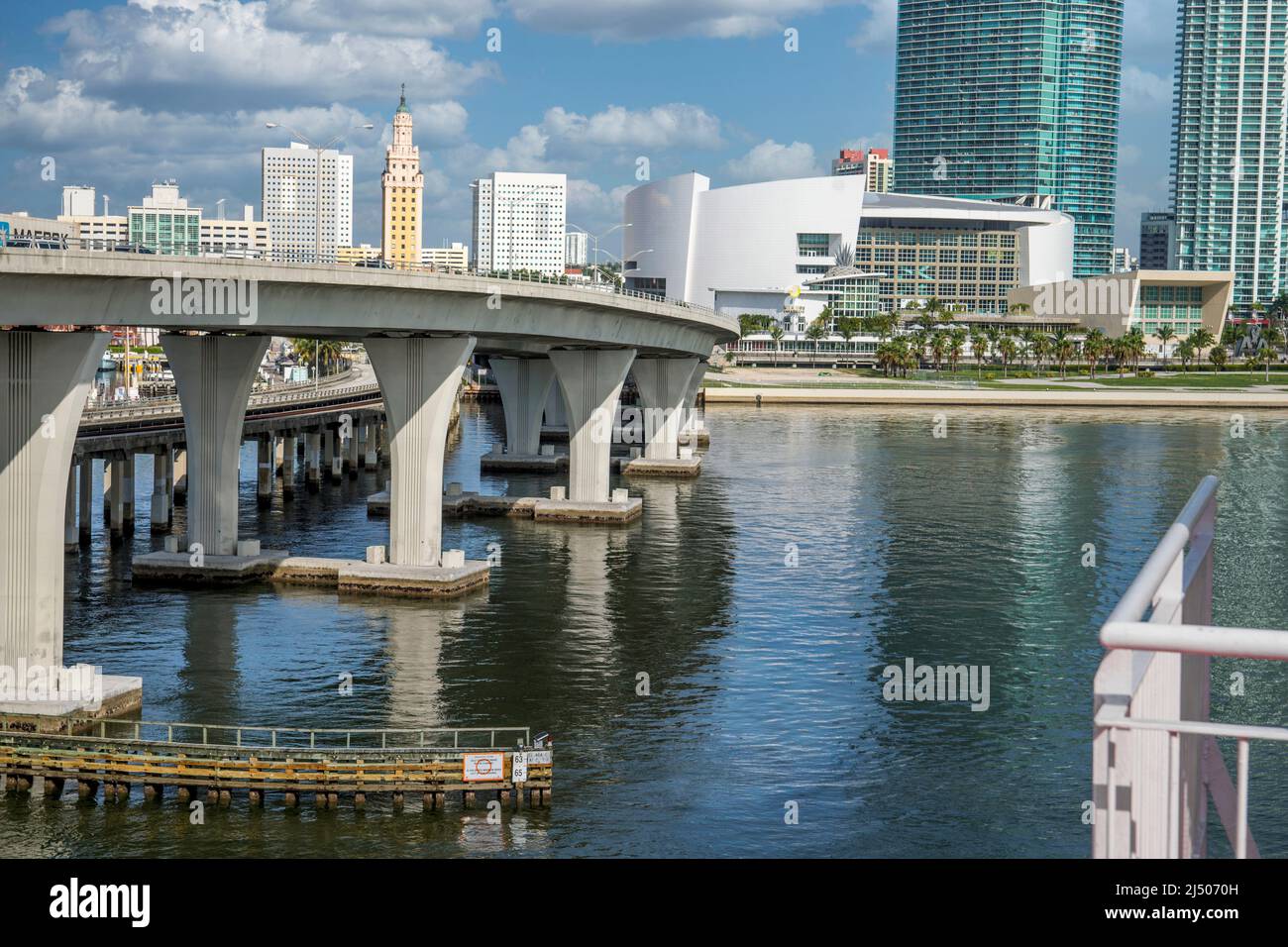 Die Brücke zum Hafen von Miami mit der American Airlines Arena vom Deck eines Kreuzfahrtschiffs aus gesehen, das von Miami, Florida, abfährt. Stockfoto