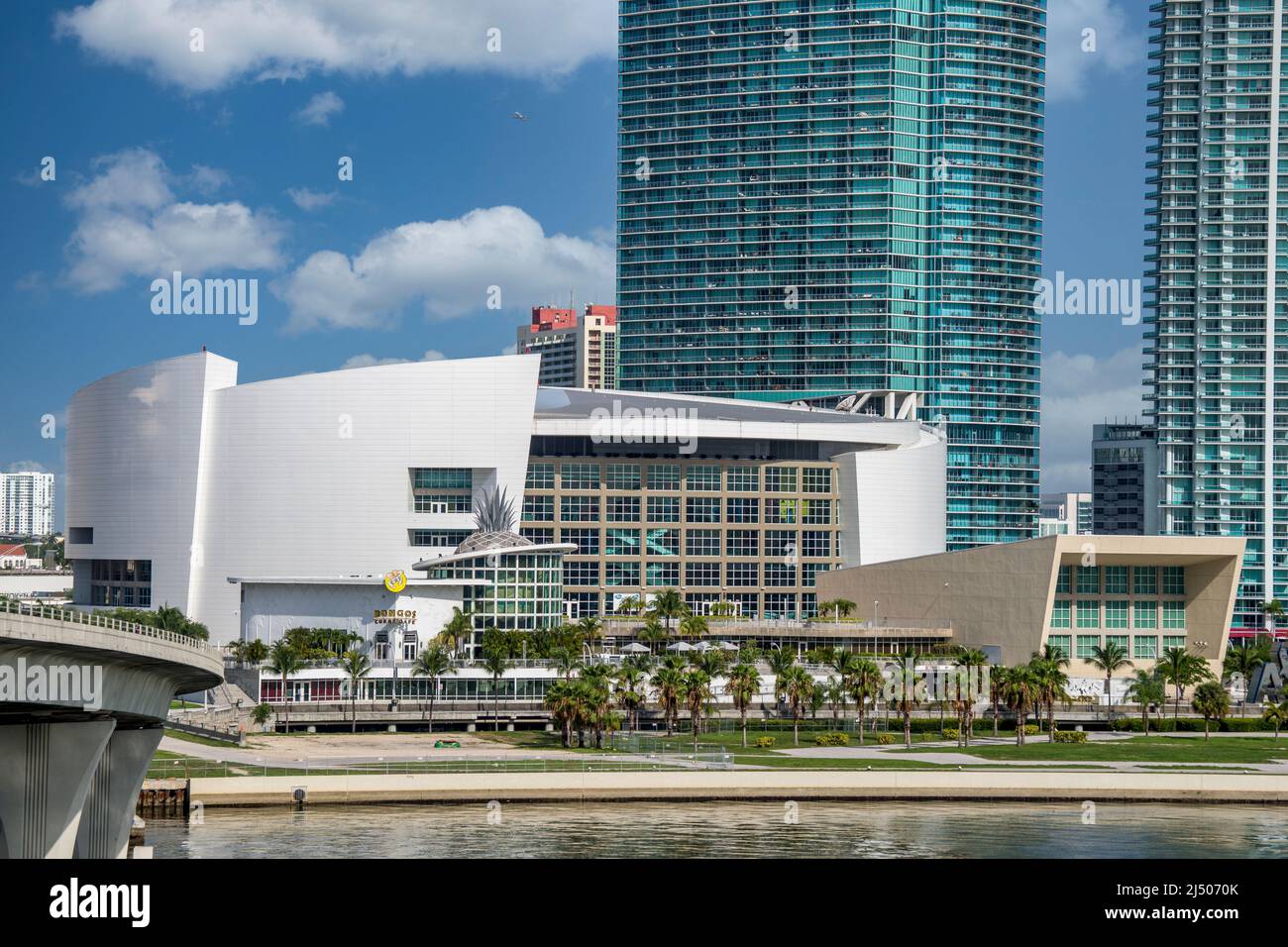 Die Waterfront American Airlines Arena, die Heimat der Miami Heat, vom Deck eines Kreuzfahrtschiffs aus gesehen, das von Miami, Florida, abfährt. Stockfoto