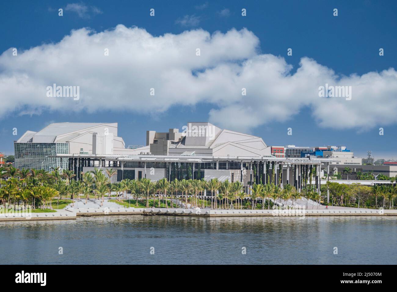 Das Adrienne Arsht Center for the Performing Arts of Miami-Dade County am Wasser vom Deck eines Kreuzfahrtschiffs aus gesehen, das von Miami, Florida, abfährt. Stockfoto