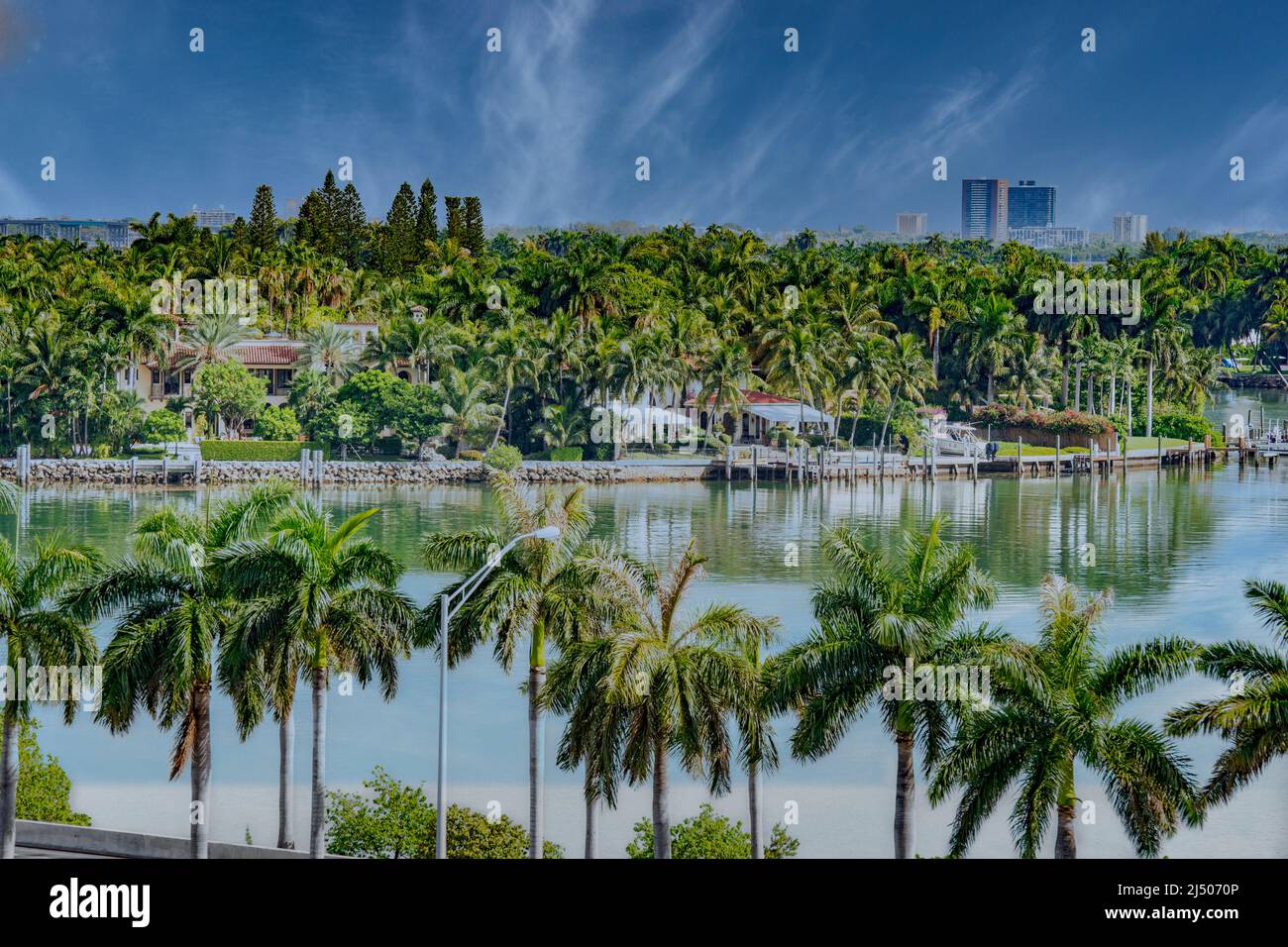 Die Wohngemeinschaft der Palm- und Hibiscus-Inseln vor dem MacArthur Causeway vom Deck eines Kreuzfahrtschiffes aus Miami, Florida aus gesehen. Stockfoto