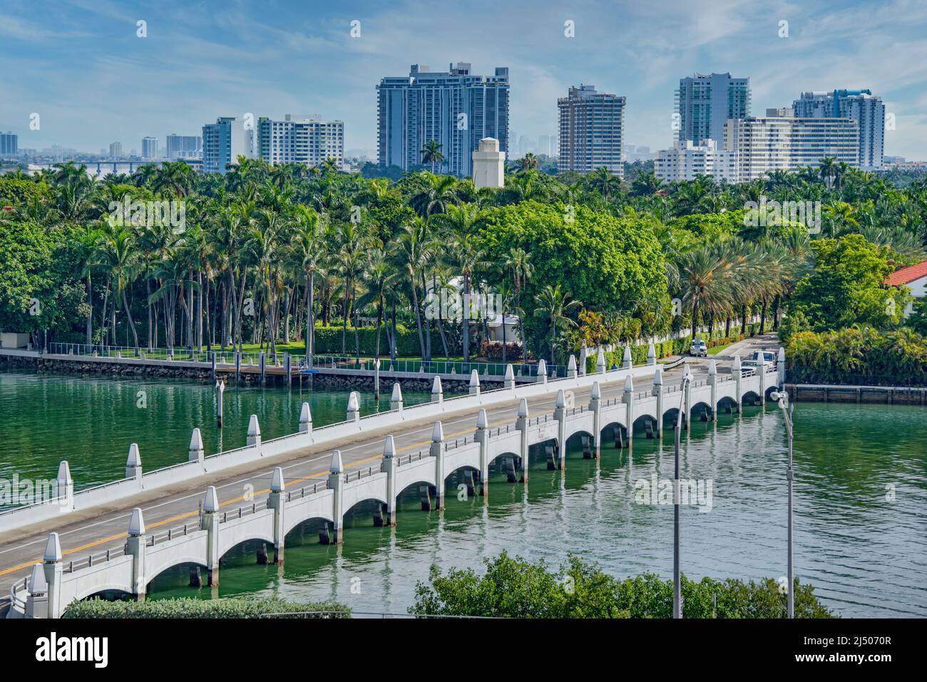 Die Wohnanlage Palm Island in der Nähe des MacArthur Causeway vom Deck eines Kreuzfahrtschiffs aus Miami, Florida. Stockfoto
