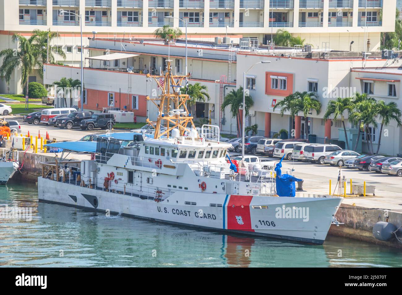 Ein Kutter der US-Küstenwache dockte an der Miami Beach Station an, gesehen vom Deck eines Kreuzfahrtschiffs, das von Miami, Florida, abfährt. Stockfoto