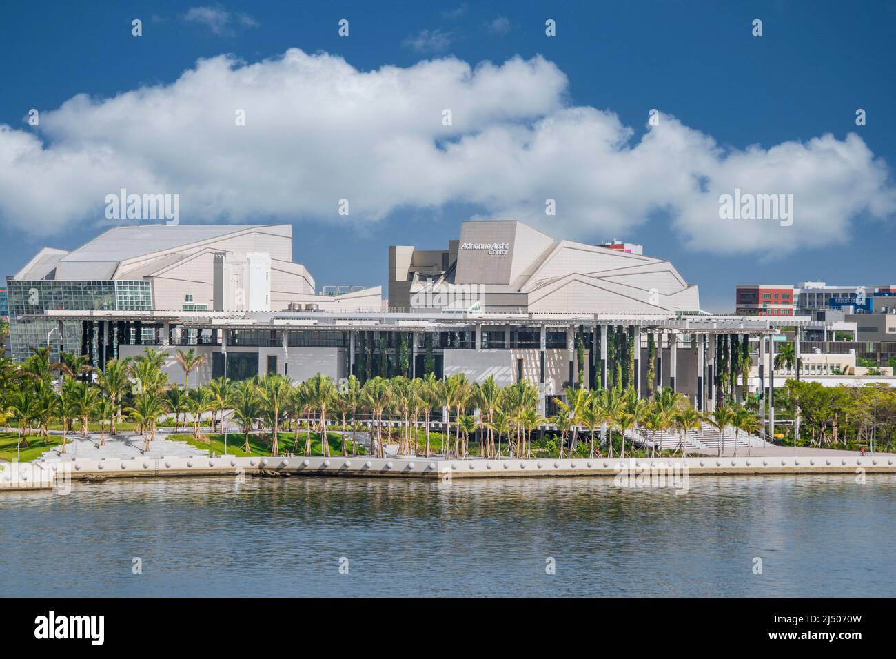 Das Adrienne Arsht Center for the Performing Arts of Miami-Dade County am Wasser vom Deck eines Kreuzfahrtschiffs aus gesehen, das von Miami, Florida, abfährt. Stockfoto