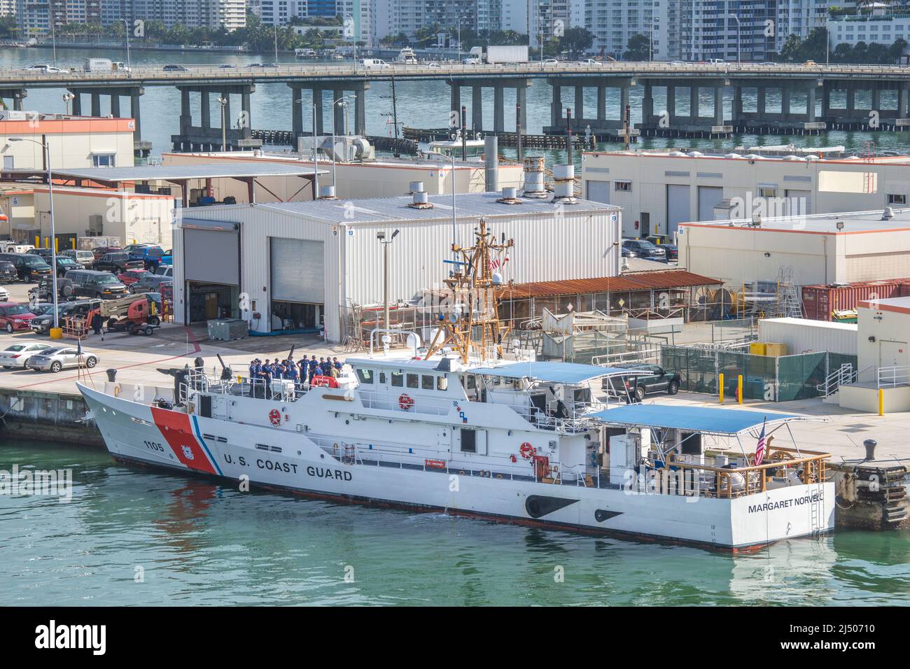 Ein Kutter der US-Küstenwache dockte mit seiner Besatzung an der Miami Beach Station an, gesehen vom Deck eines Kreuzfahrtschiffs, das von Miami, Florida, abfährt. Stockfoto