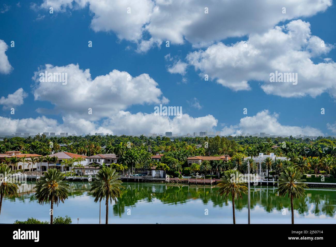 Die Wohnanlage Palm Island in der Nähe des MacArthur Causeway vom Deck eines Kreuzfahrtschiffs aus Miami, Florida. Stockfoto