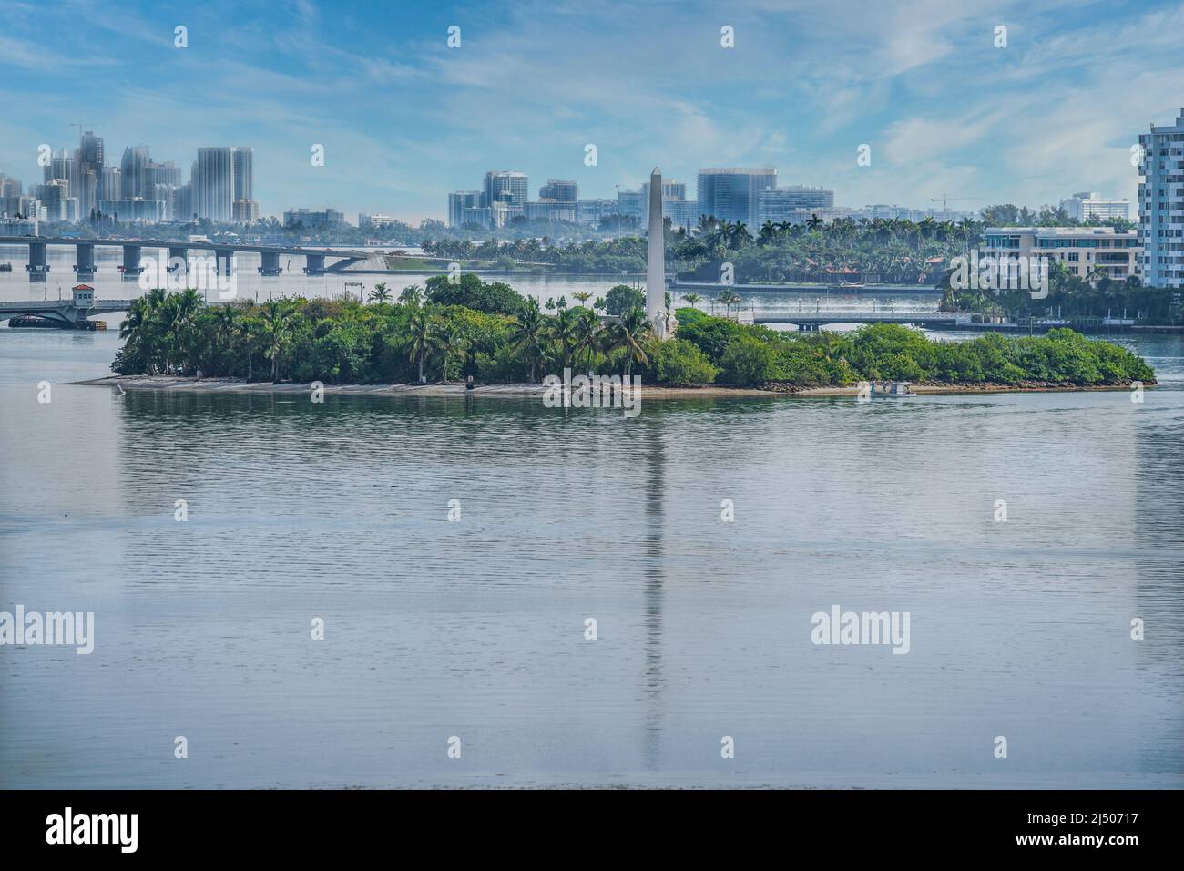 Die Henry Flagler Memorial Island vom Deck eines Kreuzschiffs aus gesehen, das von Miami, Florida, abfährt. Stockfoto