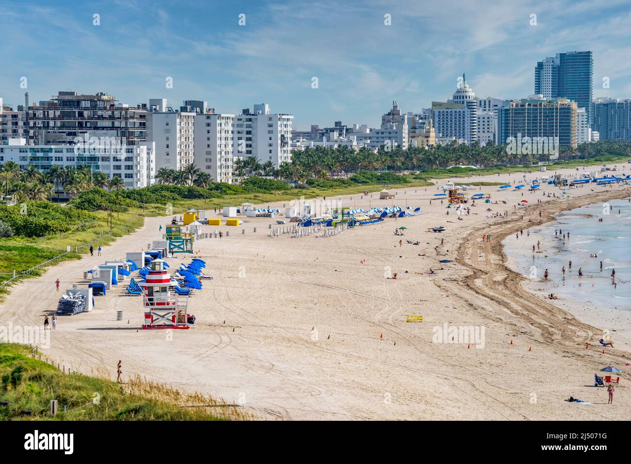 Der Strand am South Pointe Park in South Beach mit der Skyline von Miami Beach vom Deck eines Kreuzfahrtschiffs aus gesehen. Stockfoto