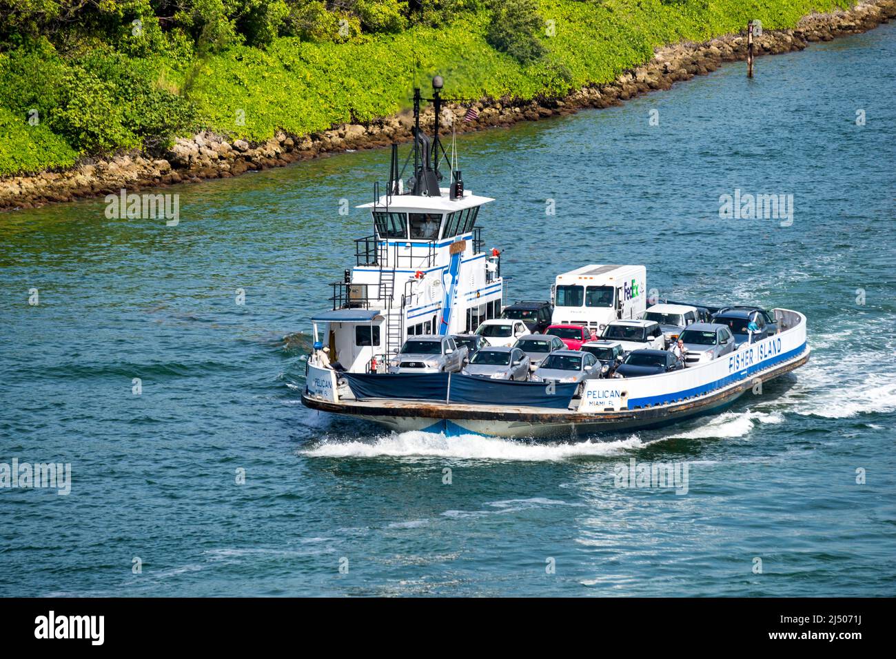 Die Fisher Island Ferry in Government Cut vom Deck eines Kreuzfahrtschiffs aus gesehen, das von Miami, Florida, abfährt. Stockfoto