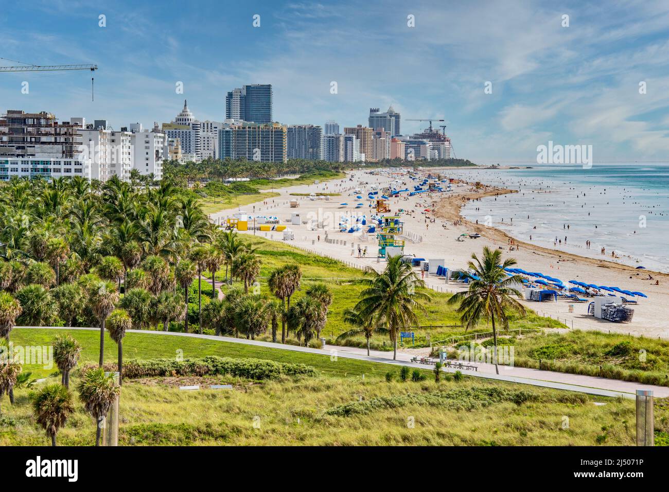 South Pointe Park in South Beach mit der Skyline von Miami Beach vom Deck eines Kreuzfahrtschiffs aus gesehen, das von Miami, Florida, abfährt. Stockfoto