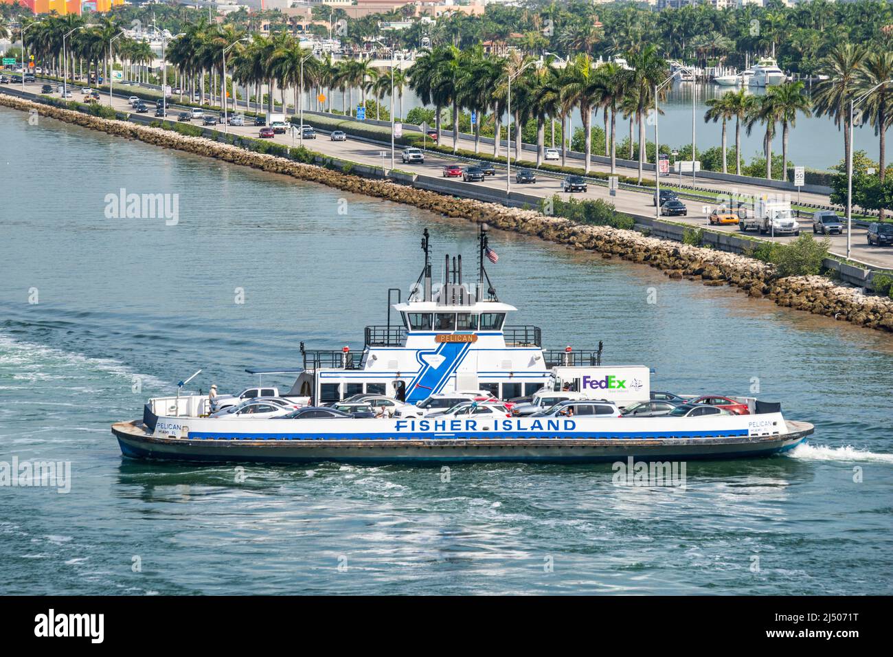 Die Fisher Island Ferry in Government Cut vom Deck eines Kreuzfahrtschiffs aus gesehen, das von Miami, Florida, abfährt. Stockfoto