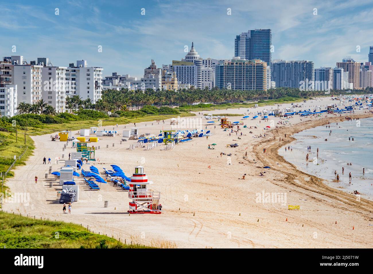 Der Strand am South Pointe Park in South Beach mit der Skyline von Miami Beach vom Deck eines Kreuzfahrtschiffs aus gesehen. Stockfoto