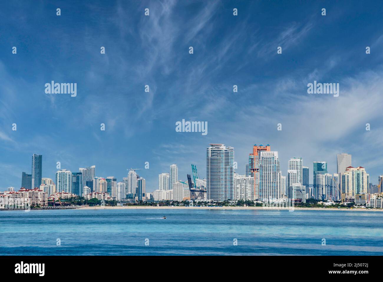 Die Skyline von Miami Beach vom Deck eines Kreuzfahrtschiffs aus gesehen, das von Miami, Florida, abfährt. Stockfoto
