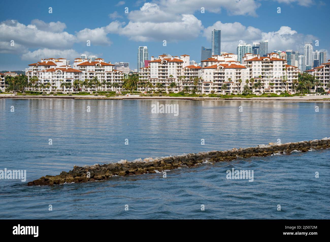 Fisher Island, eine luxuriöse Wohnanlage, vom Deck eines Kreuzschiffs aus gesehen, das von Miami, Florida, abfährt. Stockfoto
