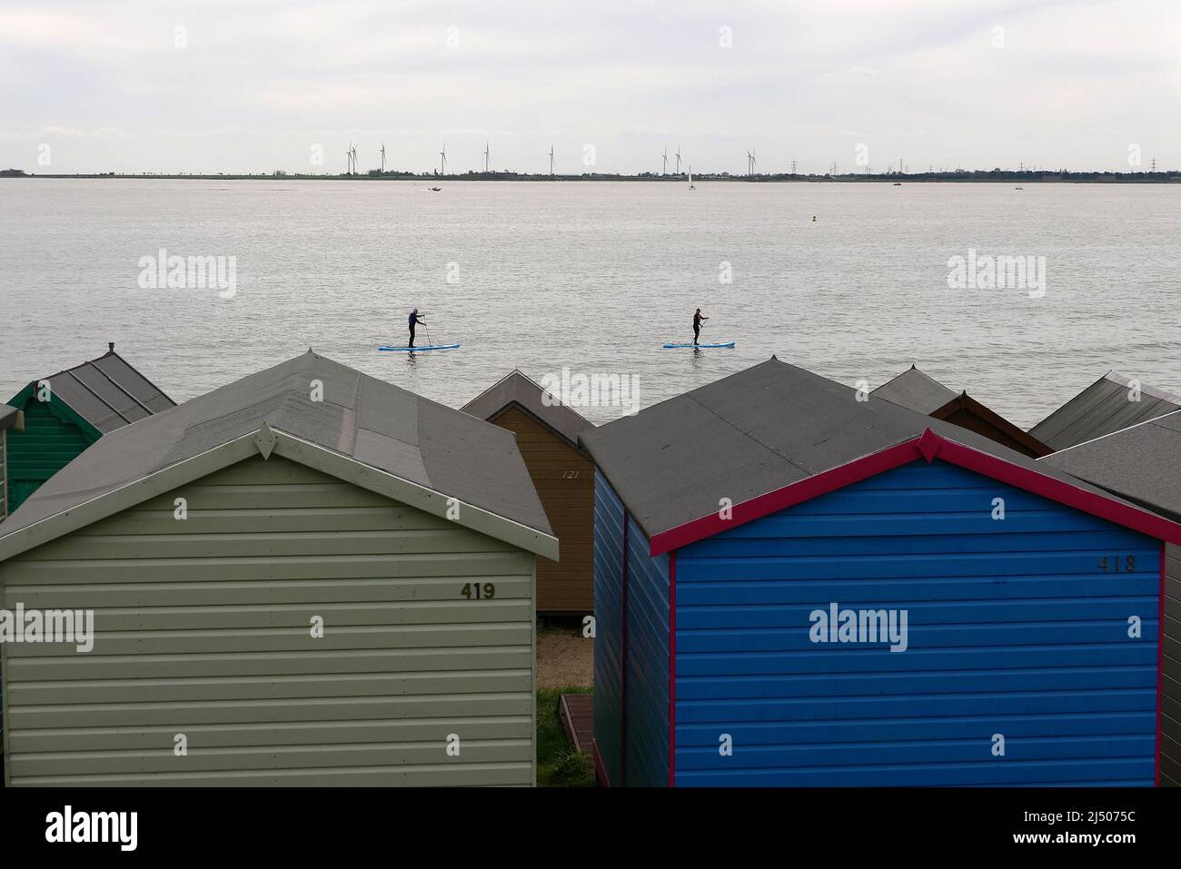 Die Bewohner von Mersea Island genossen den Strand in East Mersea am Ostermontag nach zwei Jahren der COVID-19-Beschränkungen, während West Mersea von Touristen überrannt wurde, Besucher und Bewohner die berühmte Oyster Bar besuchten, um einige der besten Meeresfrüchte zu probieren, die in Großbritannien erhältlich sind ... Stockfoto