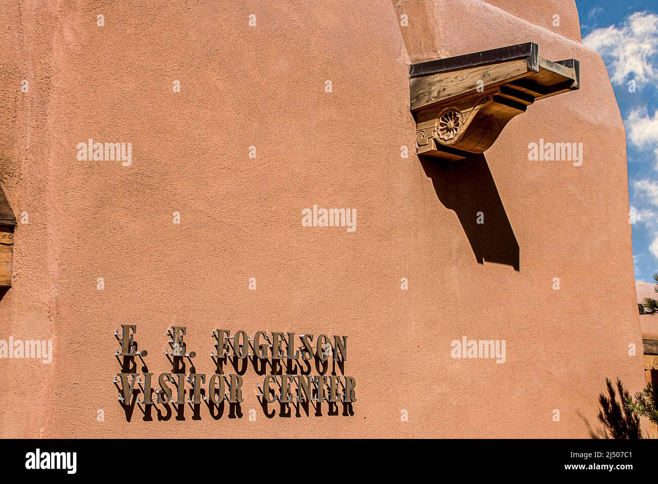 Das Schild auf der E.E. Fogelson Besucherzentrum im Pecos National Historical Park in New Mexico. Stockfoto
