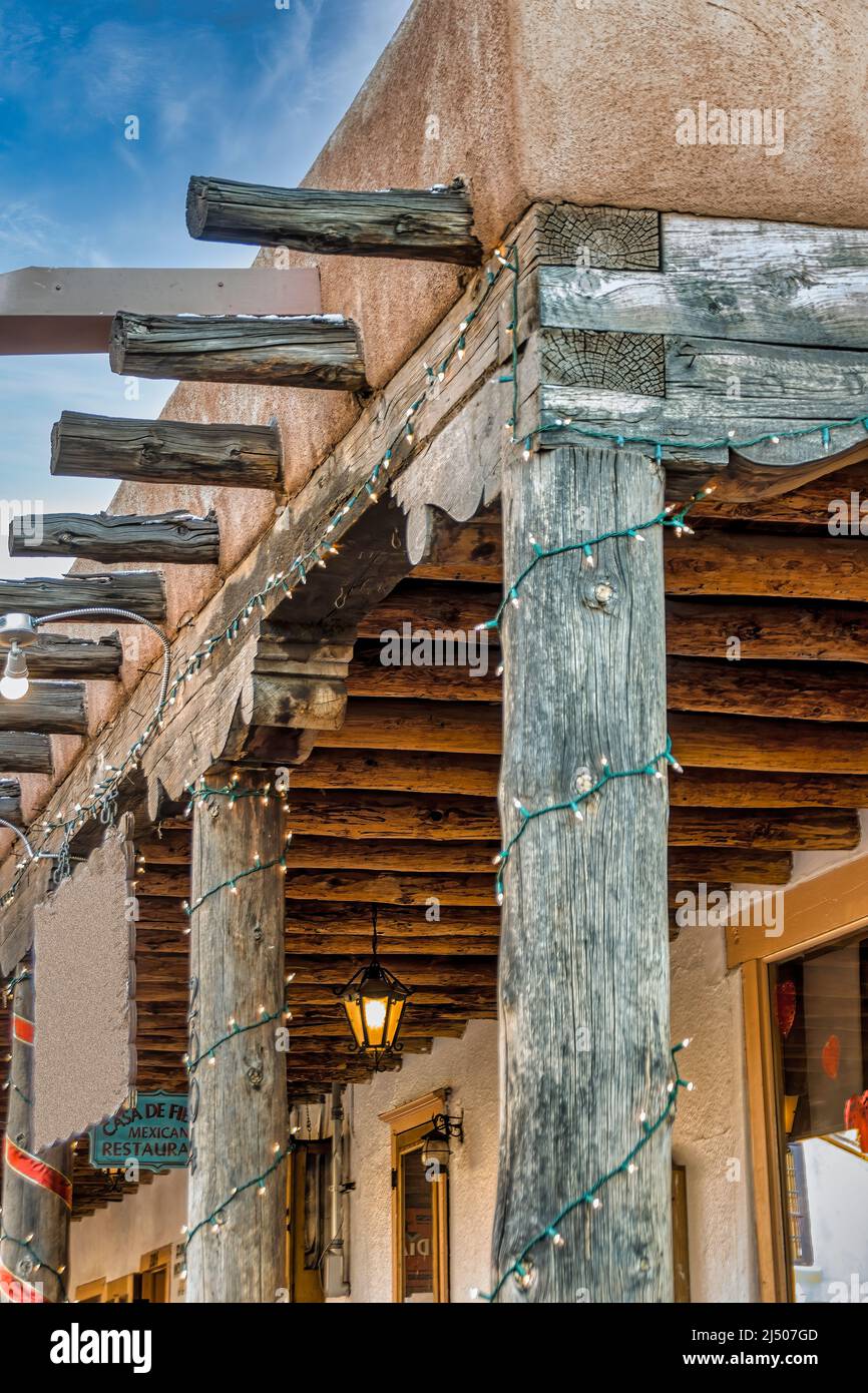 Einkaufsbummeln entlang der Old Town Plaza in Albuquerque, New Mexico. Stockfoto