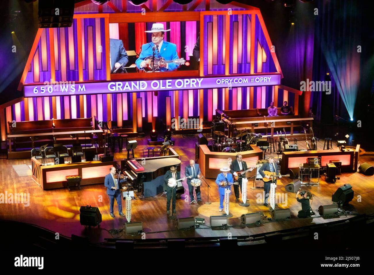 Bobby Osborne und die Rocky Top X-Press treten auf der Bühne der Grand Ole Opry auf, der Heimat der Country-Musik in Nashville, Tennessee. Stockfoto