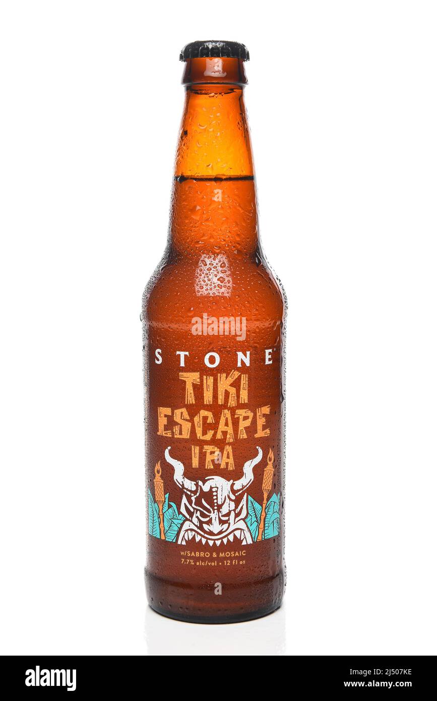 IRVINE, KALIFORNIEN - 17 APR 2022: Eine Flasche Stone Tiki Escape IPA mit Sabro und Mosaic und Kondensation, isoliert auf Weiß mit Reflexion. Stockfoto