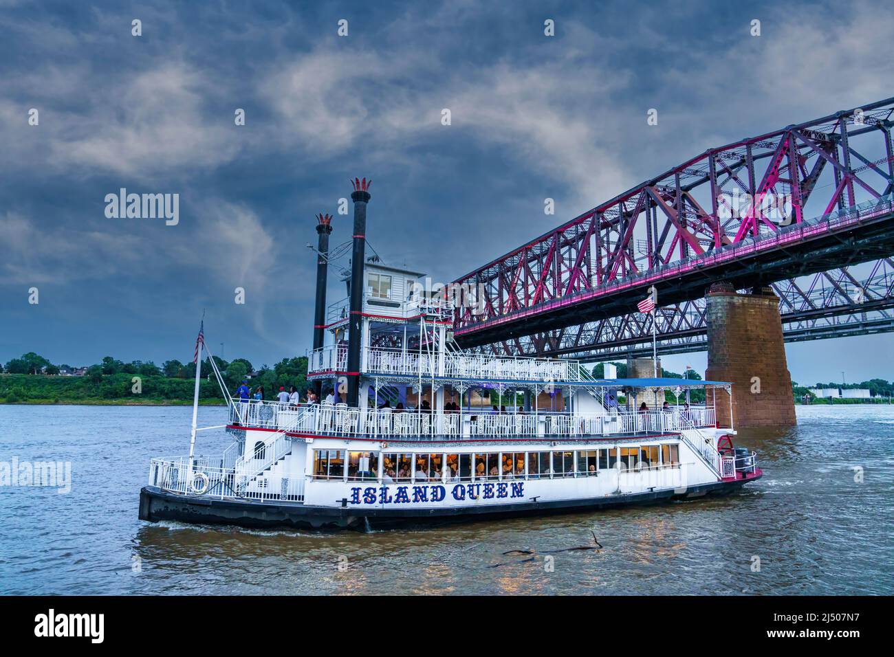 Die Island Queen segelt unter den dreifachen Brücken von Memphis, Tennessee. Stockfoto