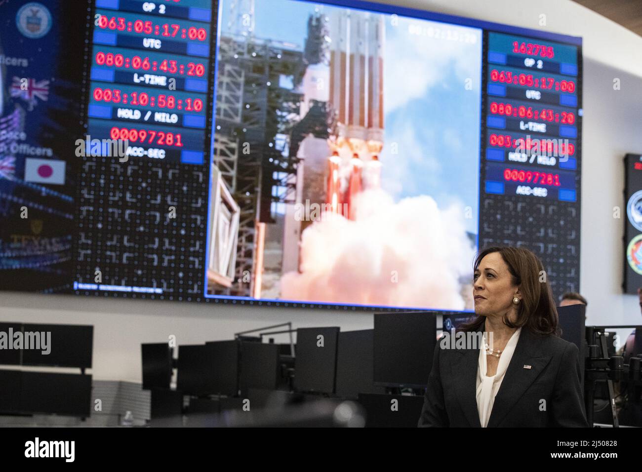 Lompoc, Usa. 18. April 2022. US-Vizepräsidentin Kamala Harris interagiert am Montag, den 18. April 2022, im Command Space Operation Center auf der Vandenberg Space Force Base in Lompoc, Kalifornien, mit US-Militärs. Poolfoto von Etienne Laurent/UPI Credit: UPI/Alamy Live News Stockfoto