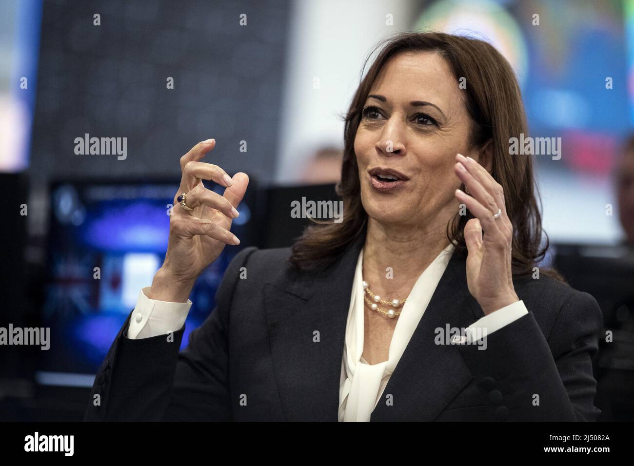 Lompoc, Usa. 18. April 2022. US-Vizepräsidentin Kamala Harris interagiert am Montag, den 18. April 2022, im Command Space Operation Center auf der Vandenberg Space Force Base in Lompoc, Kalifornien, mit US-Militärs. Poolfoto von Etienne Laurent/UPI Credit: UPI/Alamy Live News Stockfoto