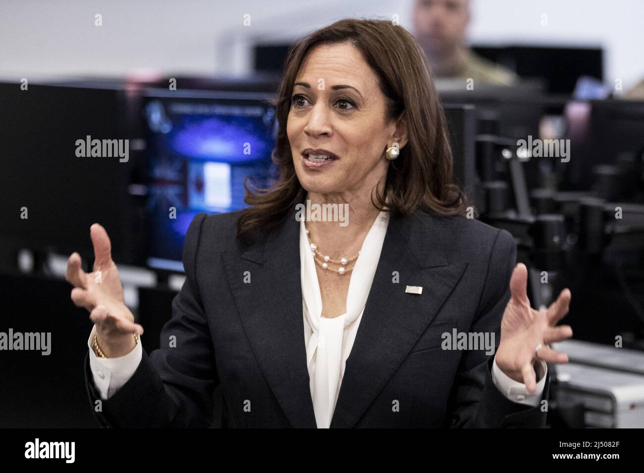 Lompoc, Usa. 18. April 2022. US-Vizepräsidentin Kamala Harris interagiert am Montag, den 18. April 2022, im Command Space Operation Center auf der Vandenberg Space Force Base in Lompoc, Kalifornien, mit US-Militärs. Poolfoto von Etienne Laurent/UPI Credit: UPI/Alamy Live News Stockfoto