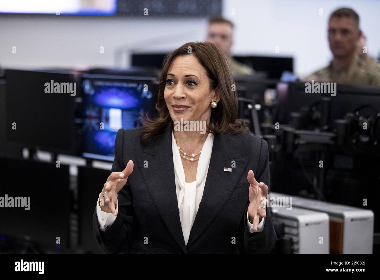 Lompoc, Usa. 18. April 2022. US-Vizepräsidentin Kamala Harris interagiert am Montag, den 18. April 2022, im Command Space Operation Center auf der Vandenberg Space Force Base in Lompoc, Kalifornien, mit US-Militärs. Poolfoto von Etienne Laurent/UPI Credit: UPI/Alamy Live News Stockfoto