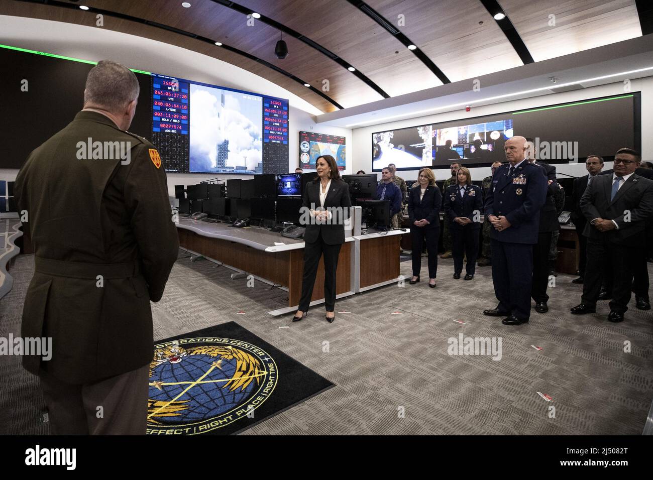 Lompoc, Usa. 18. April 2022. US-Vizepräsidentin Kamala Harris interagiert am Montag, den 18. April 2022, im Command Space Operation Center auf der Vandenberg Space Force Base in Lompoc, Kalifornien, mit US-Militärs. Poolfoto von Etienne Laurent/UPI Credit: UPI/Alamy Live News Stockfoto