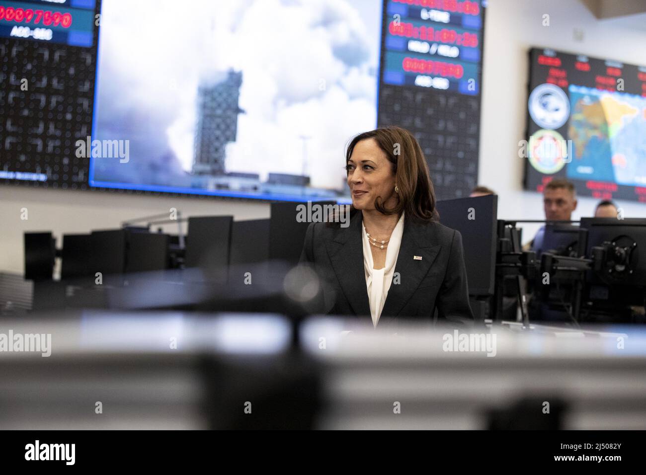 Lompoc, Usa. 18. April 2022. US-Vizepräsidentin Kamala Harris interagiert am Montag, den 18. April 2022, im Command Space Operation Center auf der Vandenberg Space Force Base in Lompoc, Kalifornien, mit US-Militärs. Poolfoto von Etienne Laurent/UPI Credit: UPI/Alamy Live News Stockfoto