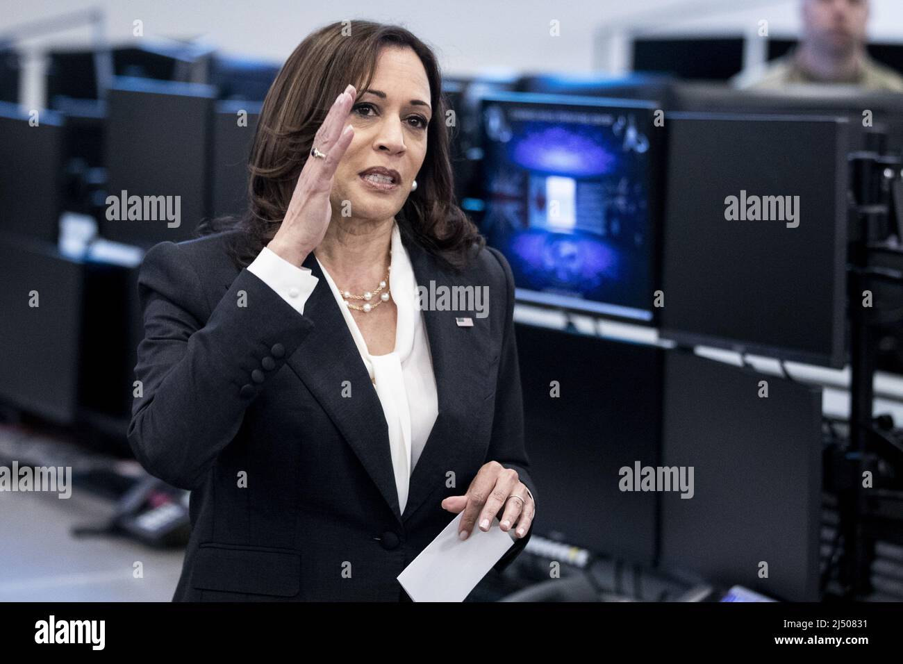 Lompoc, Usa. 18. April 2022. US-Vizepräsidentin Kamala Harris interagiert am Montag, den 18. April 2022, im Command Space Operation Center auf der Vandenberg Space Force Base in Lompoc, Kalifornien, mit US-Militärs. Poolfoto von Etienne Laurent/UPI Credit: UPI/Alamy Live News Stockfoto