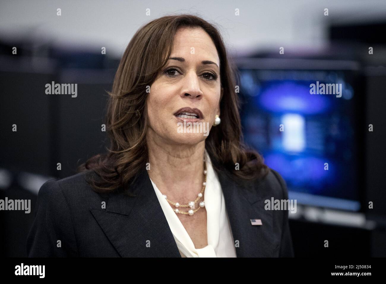 Lompoc, Usa. 18. April 2022. US-Vizepräsidentin Kamala Harris interagiert am Montag, den 18. April 2022, im Command Space Operation Center auf der Vandenberg Space Force Base in Lompoc, Kalifornien, mit US-Militärs. Poolfoto von Etienne Laurent/UPI Credit: UPI/Alamy Live News Stockfoto