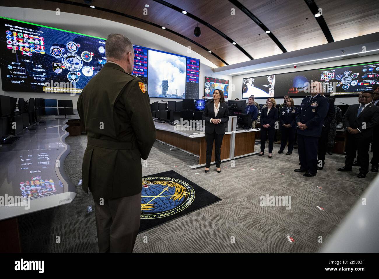 Lompoc, Usa. 18. April 2022. US-Vizepräsidentin Kamala Harris interagiert am Montag, den 18. April 2022, im Command Space Operation Center auf der Vandenberg Space Force Base in Lompoc, Kalifornien, mit US-Militärs. Poolfoto von Etienne Laurent/UPI Credit: UPI/Alamy Live News Stockfoto