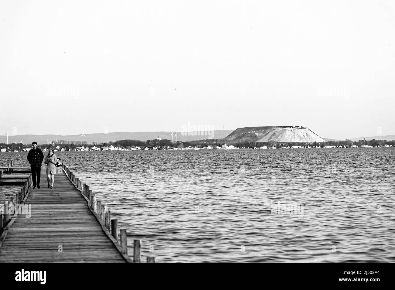 Mondgang und Monduntergang über Steinhuder Meer. Stockfoto