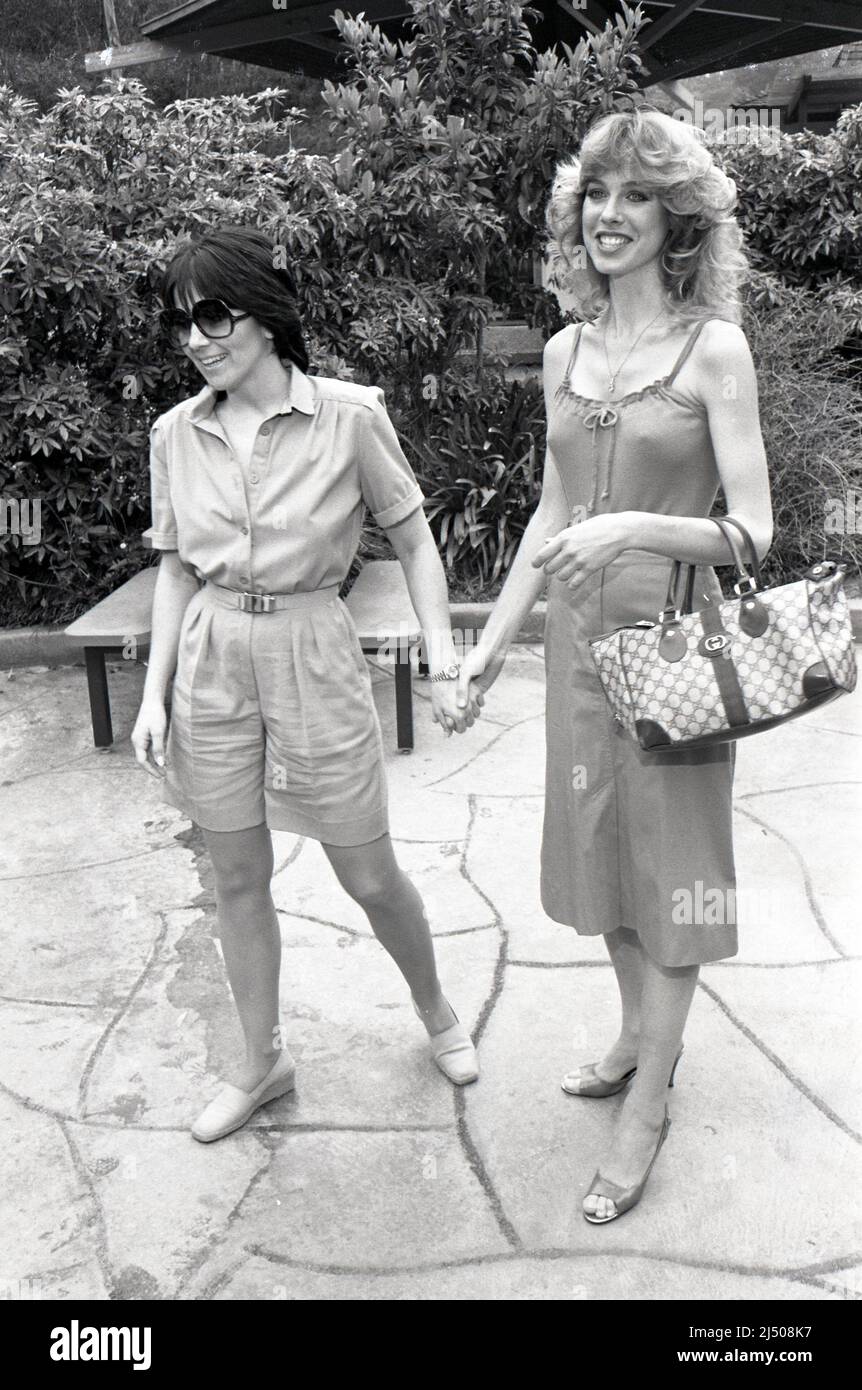 Joyce DeWitt und Jenilee Harrison fotografierten am 10. März 1982 als Darsteller von Three's Company im ZOO VON LA einen Bohrpavian namens TeeCee.Quelle: Ralph Dominguez/MediaPunch Stockfoto