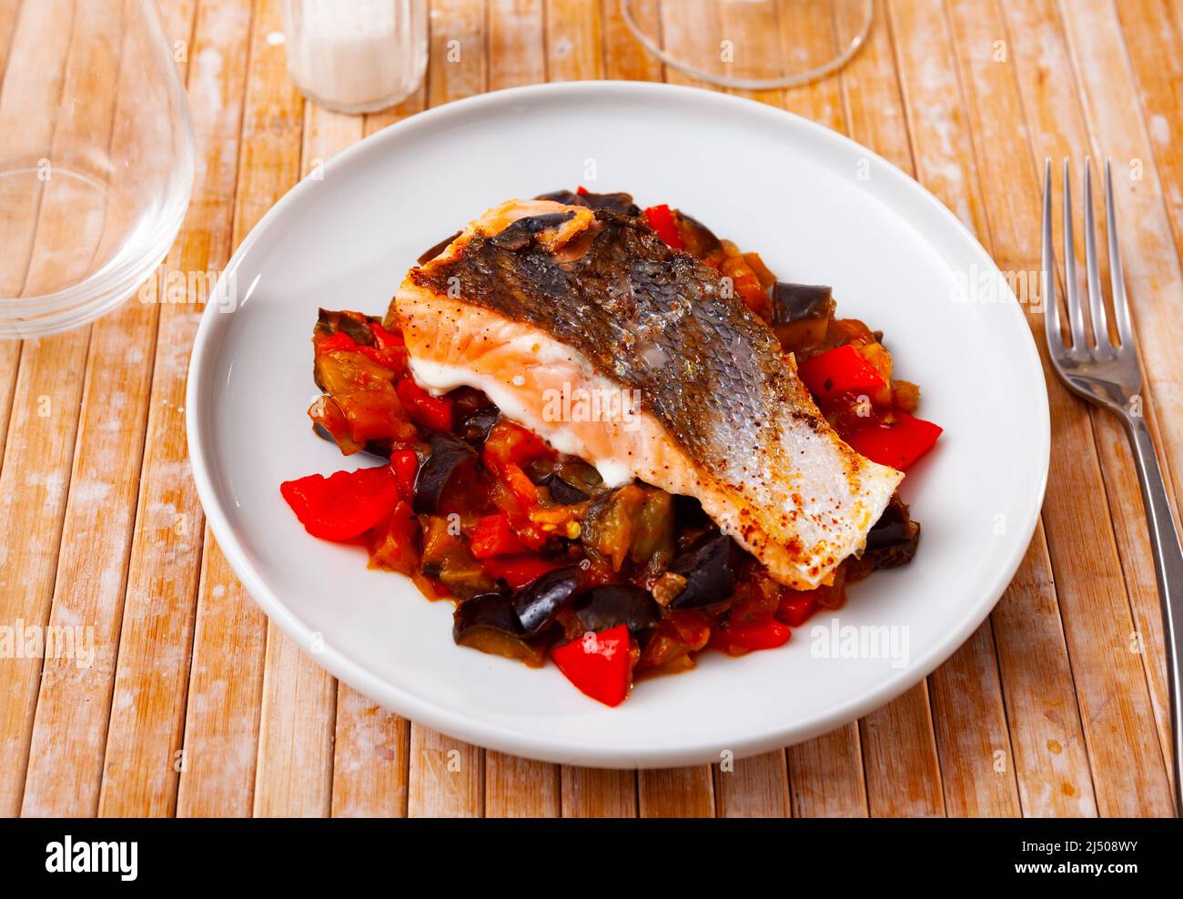 Gebackenes Lachsfilet mit Gemüsemischung Stockfoto