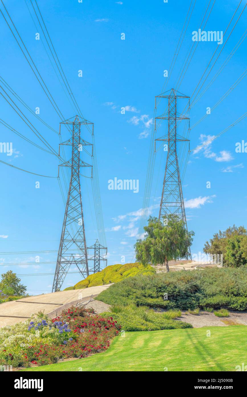 Sendetürme mit Stromleitungskabeln auf einem Feld auf der Ladera Ranch in Kalifornien Stockfoto
