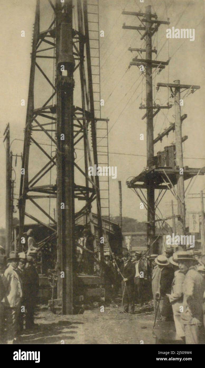 Spatenstich der Ginza-U-Bahn-Linie zwischen dem Bahnhof Ginza und dem Bahnhof Asakusa. 27. September 1925. Hayakawa Noritsugu (1881–1942) greift nach dem Pfahlfahrerseil. Er eröffnete First Subway in Japan. Es wurde zwischen Ueno und Asakusa (2,2 km) gebaut. So wird er als Vater von Subway in Japan bezeichnet. Stockfoto