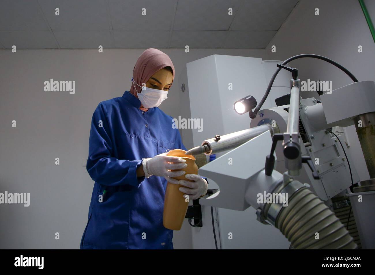 Gaza. 27. März 2022. Ein Arzt bereitet am 27. März 2022 im Krankenhaus zur Rehabilitation und Prothetik von Sheikh Hamad bin Khalifa Al Thani in Gaza-Stadt eine künstliche Extremität vor. Das Krankenhaus gilt als das einzige in Gaza, das sich auf die Produktion und Anpassung der oberen Extremitäten spezialisiert hat."Feature: Bionic Hand hilft behinderten Menschen im Gazastreifen, wieder Hoffnung zu erlangen" Quelle: Rizek Abdeljawad/Xinhua/Alamy Live News Stockfoto