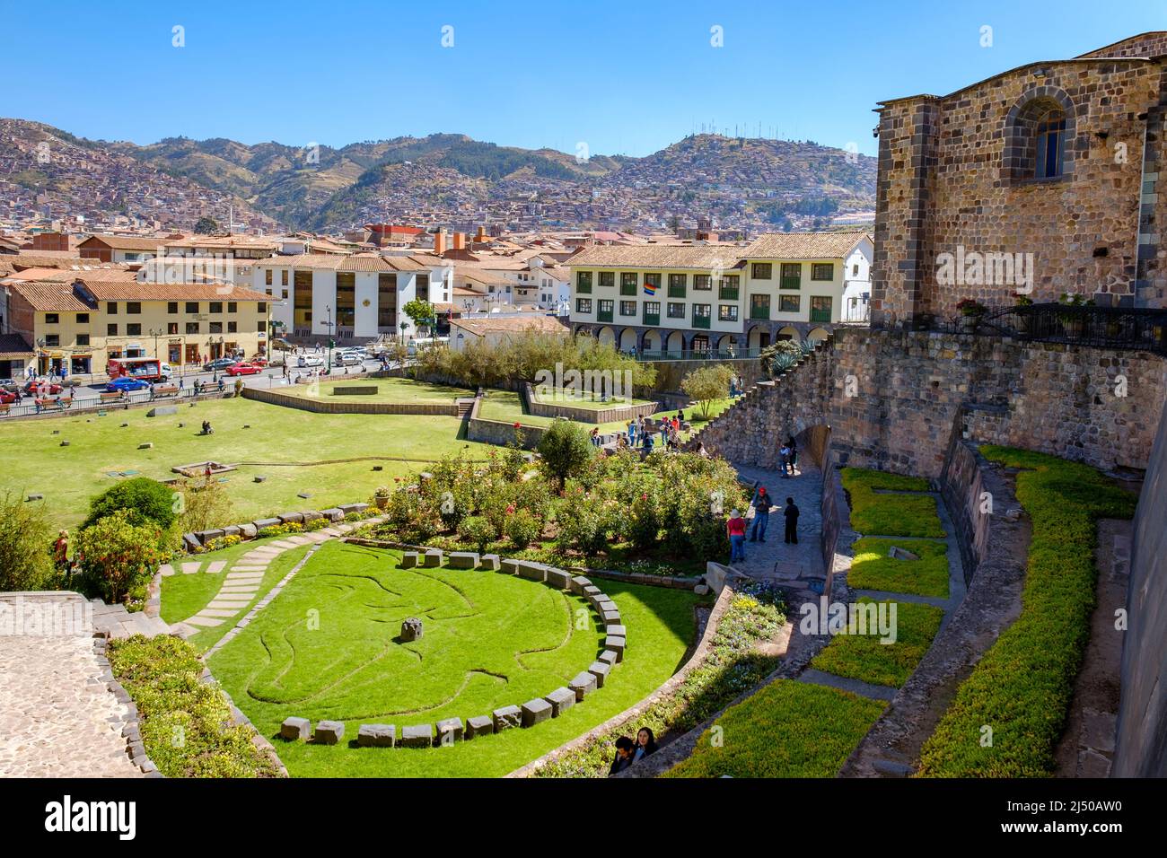 Innenhof, Garten des Klosters von Santo Domingo und Kirche auf dem Coricancha-Tempel Inka-Ruinen in Cusco, Heilige Tal, Peru gebaut. Stockfoto