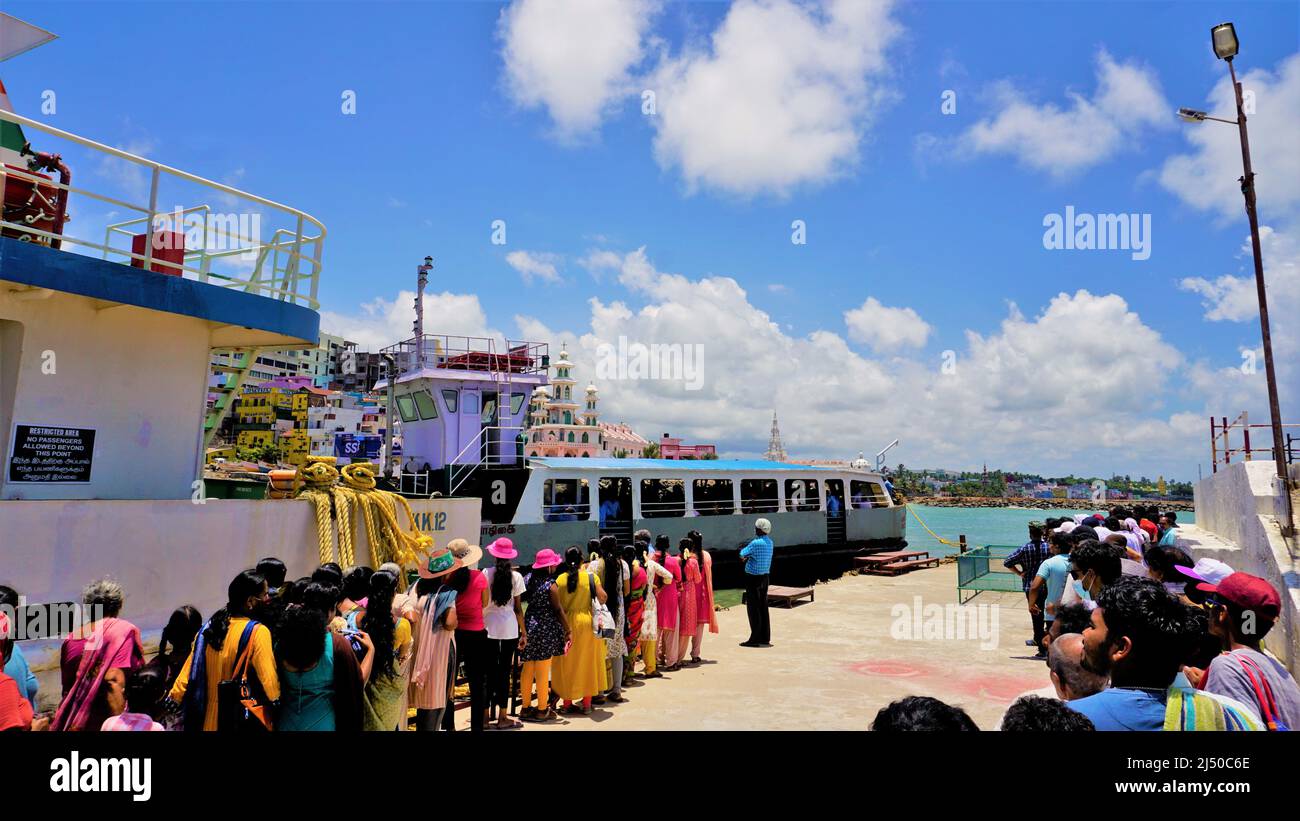 Kanyakumari,Tamilnadu,Indien-April 16 2022: Touristen warten darauf, ins Boot zu steigen, um das Vivekananda Rock Memorial und die Thiruvalluvar Statue in Kanyakum zu besuchen Stockfoto