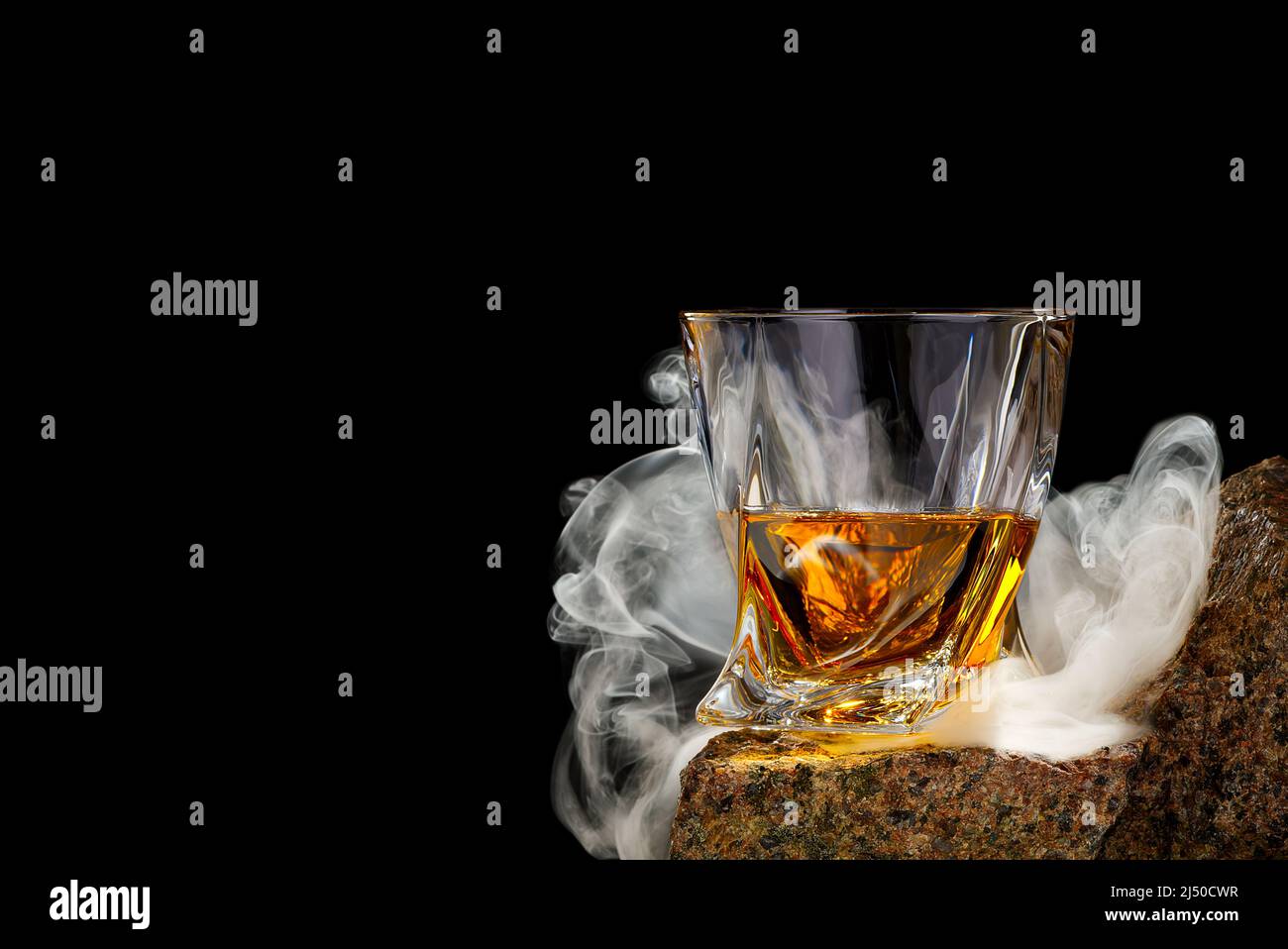 Wisky Glas auf dem Felsen auf schwarzem Hintergrund. Wisky Glas ohne Eis Stockfoto