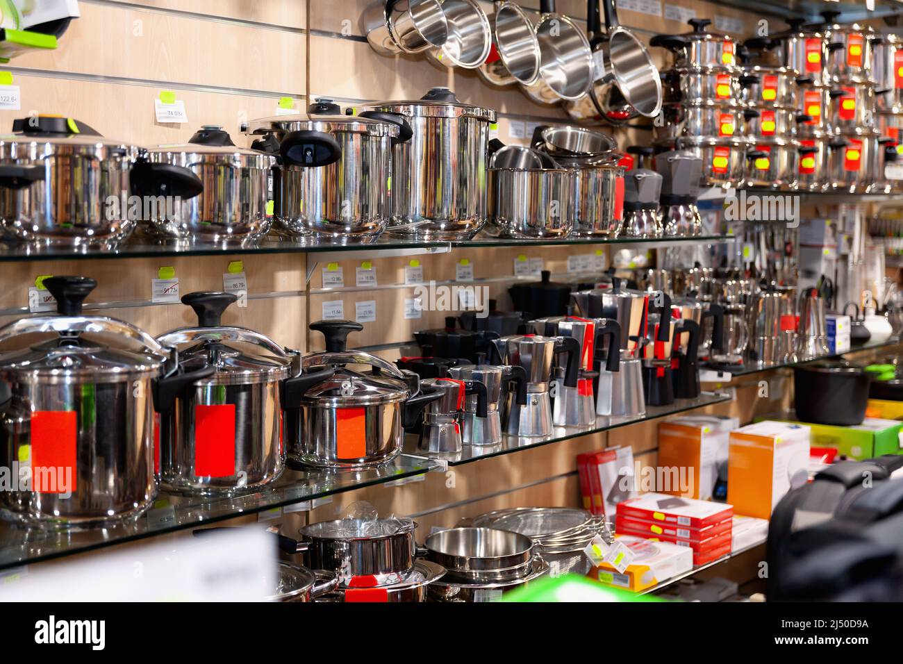 Edelstahltöpfe im Laden Stockfoto