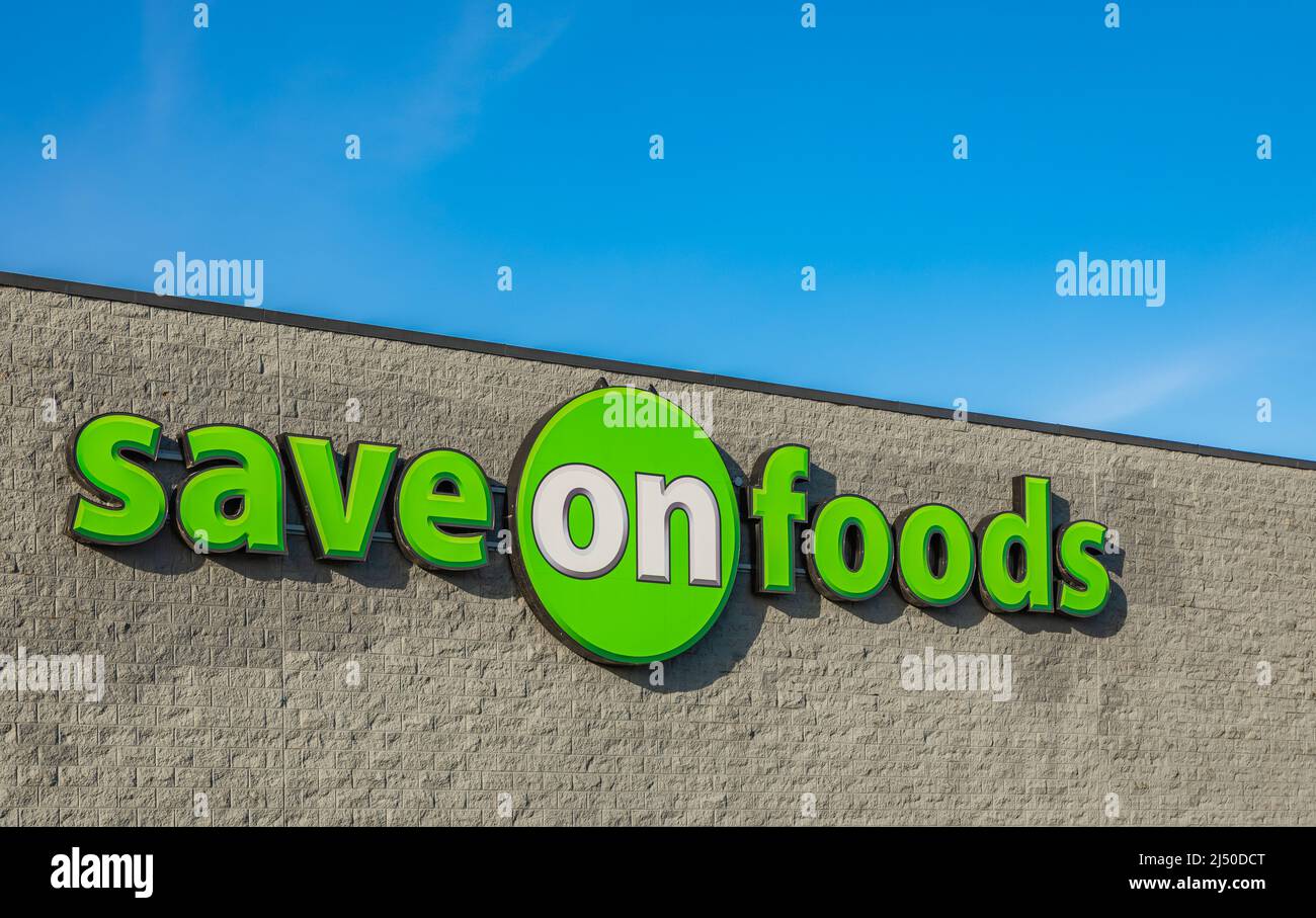 Sparen Sie bei Foods Logo gegen blauen Himmel. Save On Foods ist eine große Lebensmittelkette im Westen Kanadas, die der Overwaite Food Group gehört. April 11,2022- Stockfoto