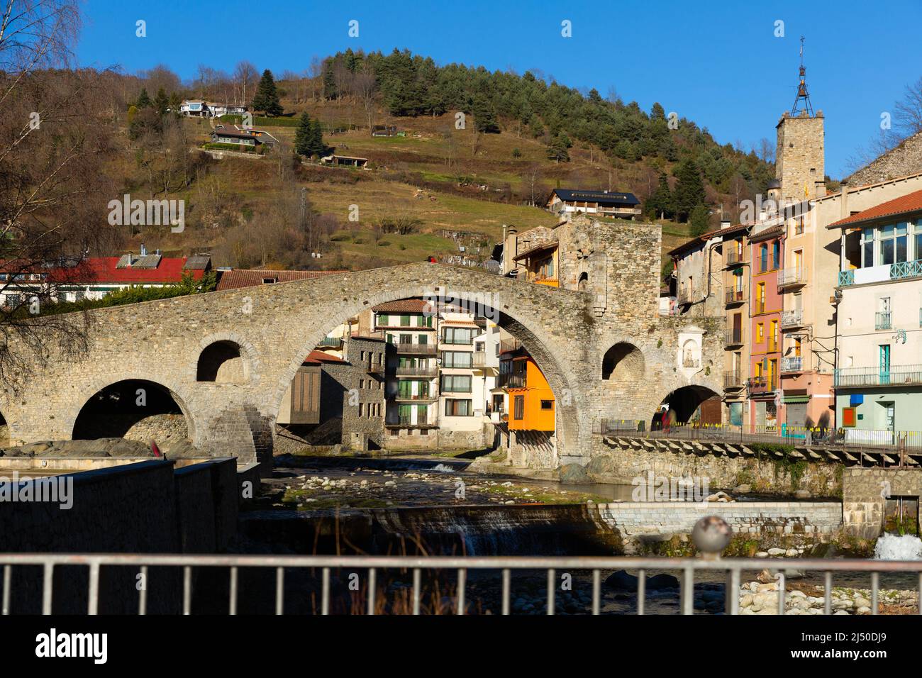 Blick auf die Brücke in der Stadt Camprodon in den Pyrenäen Stockfoto
