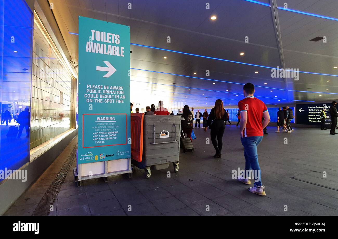 London, Großbritannien. 16. April 2022. Am 16.. April 2022 wurde beim Halbfinale des Emirates FA Cup von Manchester City gegen Liverpool im Wembley Stadium, London, Großbritannien, ein Schild mit dem Hinweis auf die Verfügbarkeit von Toiletten und die Warnung, dass das öffentliche Wasserlassen zu einer Geldstrafe vor Ort führen könnte. Kredit: Paul Marriott/Alamy Live Nachrichten Stockfoto