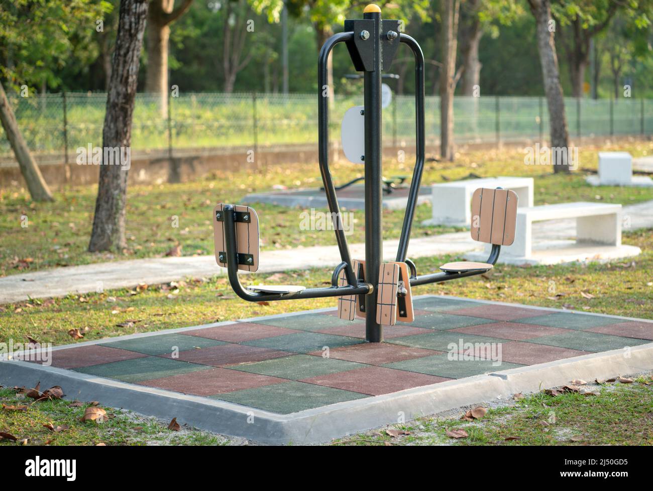 Sport- oder Fitnessgeräte im Freien, im Park. Sport-Workout oder Outdoor-Gym-Konzept. Stockfoto