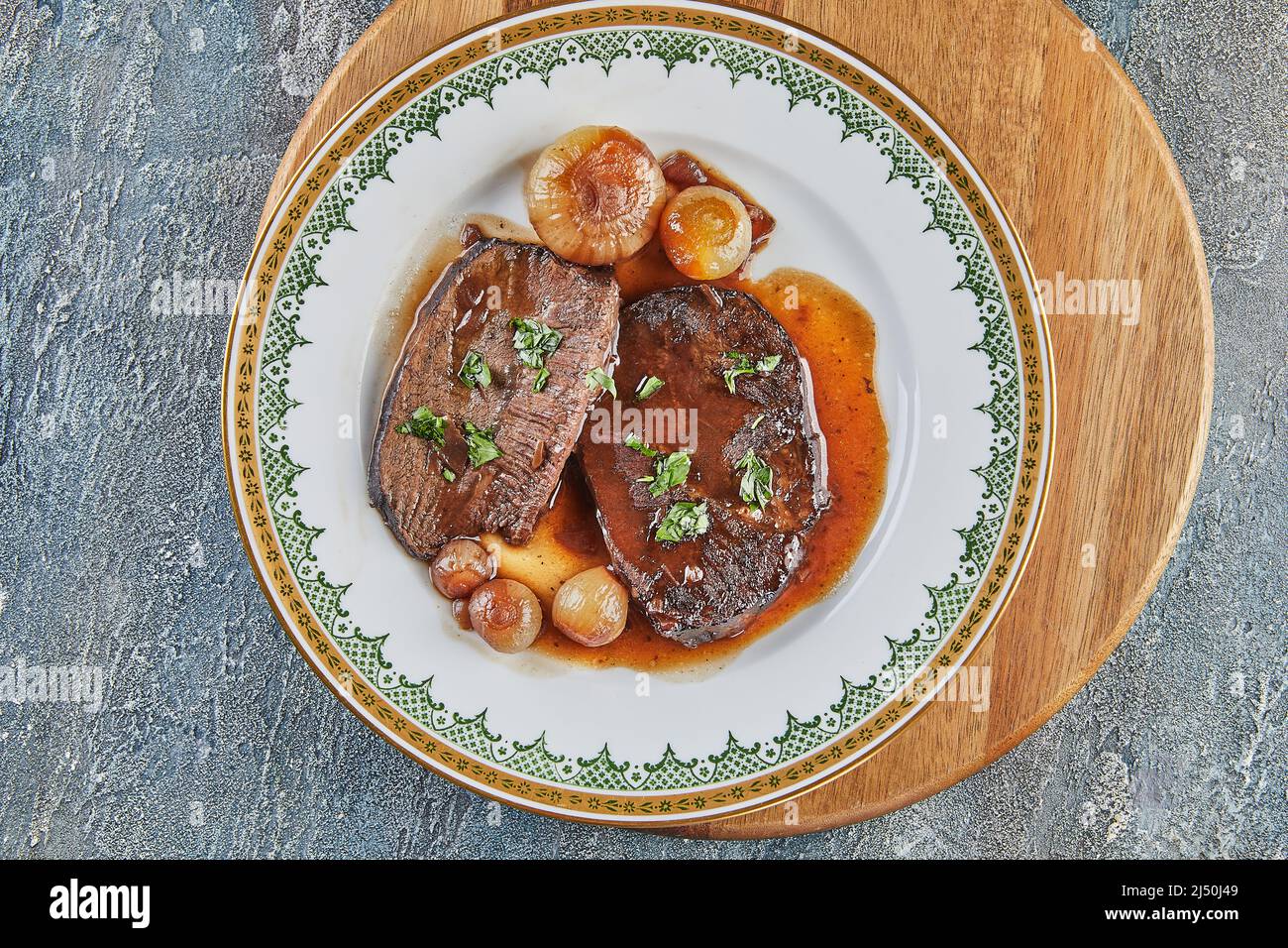 Roastbeef mit reduzierter Weinsauce und Schalotten Stockfoto