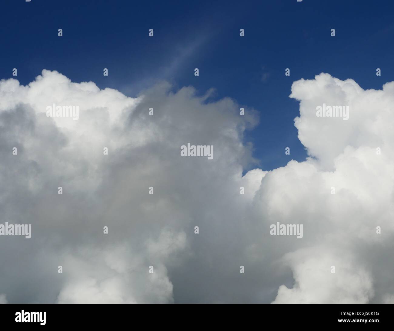 Cumulus Wolke auf schönen blauen Himmel im Tageslicht, Fluffy Wolken Formationen in tropischen Zone Stockfoto