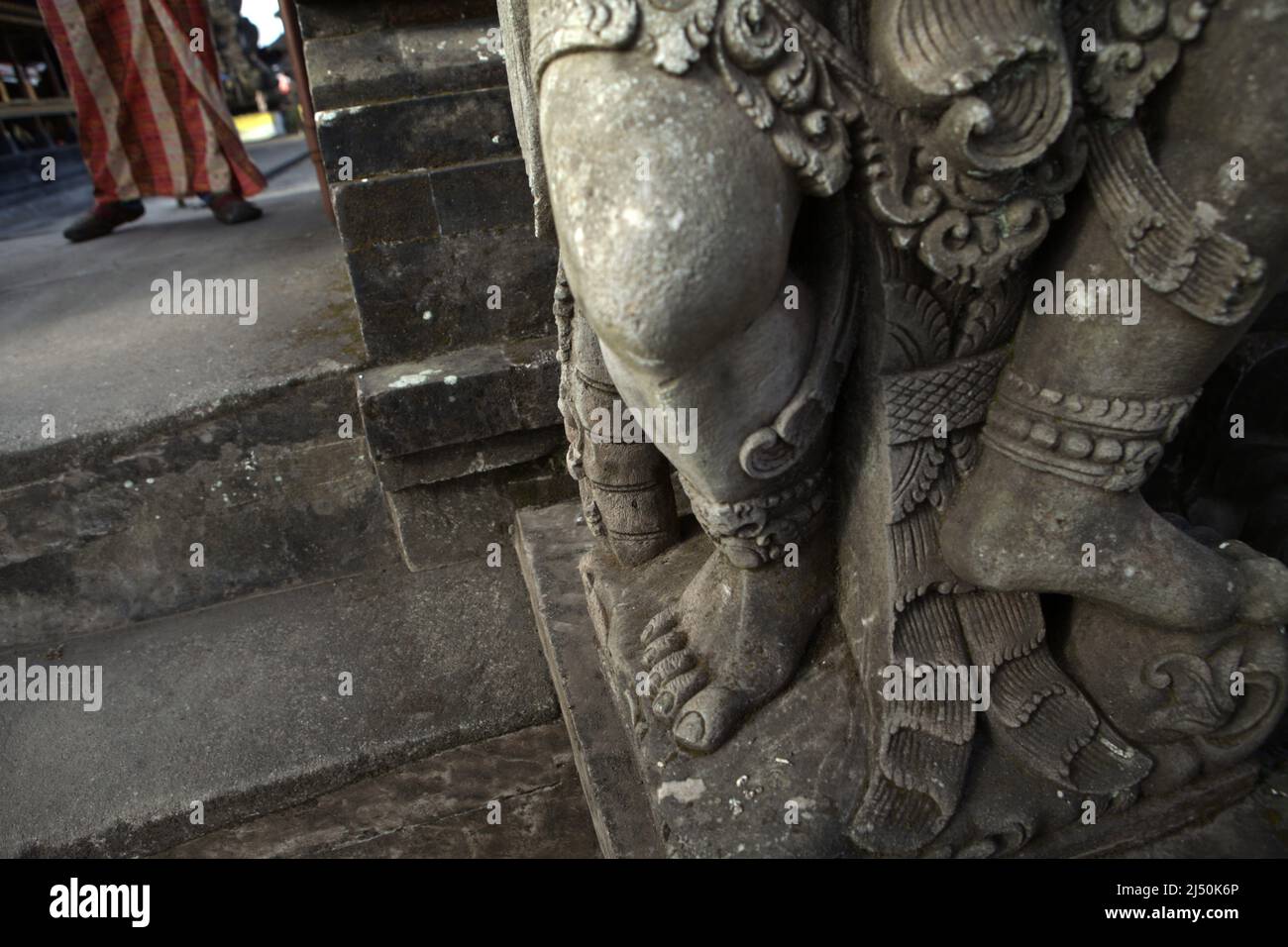 Die Füße einer Dvarapala-Schutzstatue am Tuluk Piyu Batur-Tempel in Kintamani, Bangli, Bali, Indonesien. Stockfoto