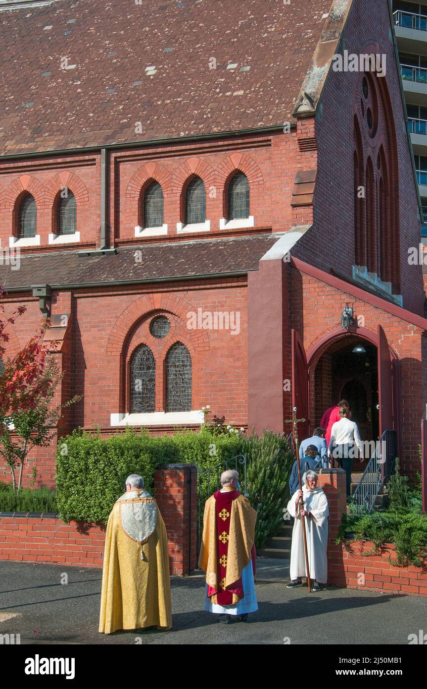 Anglikanische Minister begrüßen am Ostersonntag in Melbourne Gemeindemitglieder Stockfoto